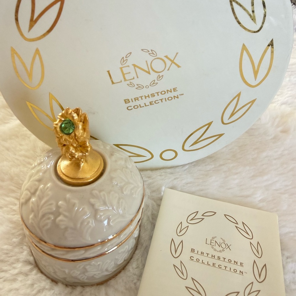 Lenox Birthstone Collection Ring Holder with Gold and Green Details